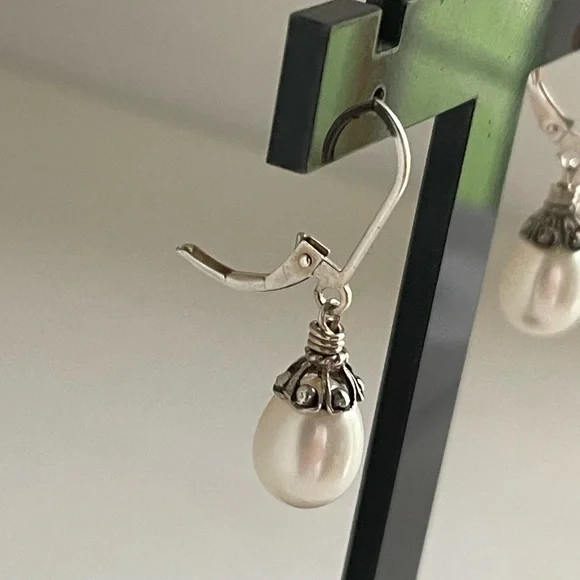 Sterling silver earrings with pearl dangles - Picture 3 of 4